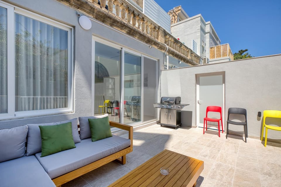 Property building, BBQ facilities, Balcony/Terrace, Seating area