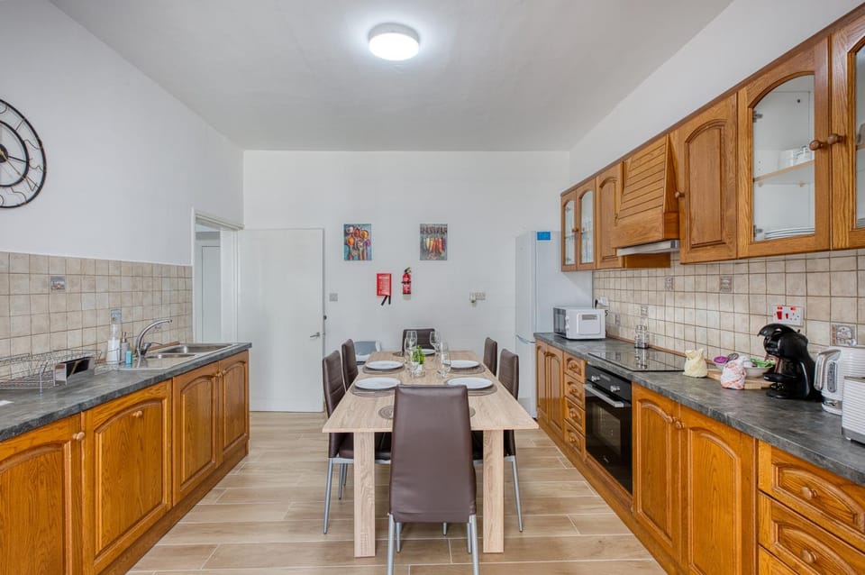 Kitchen or kitchenette, Dining area, stove