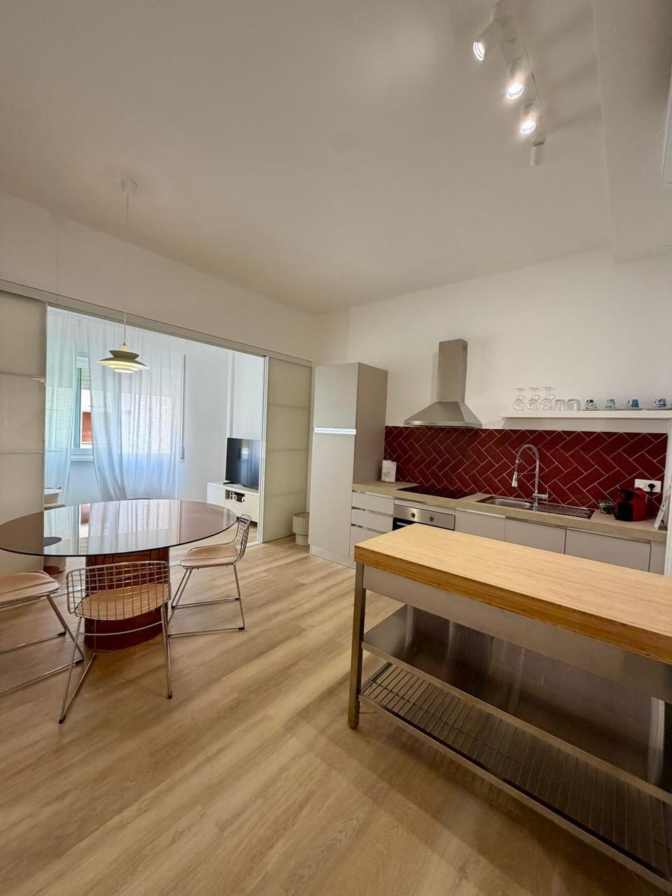 Kitchen or kitchenette, Living room, Seating area, kitchen