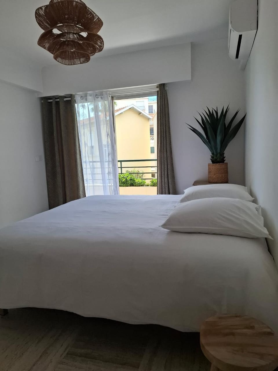 Bed, air conditioner