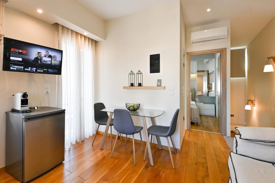 TV and multimedia, Coffee/tea facilities, Kitchen or kitchenette, Living room, Seating area, Dining area, stove, air conditioner