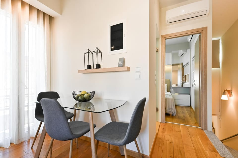 Kitchen or kitchenette, Dining area, air conditioner