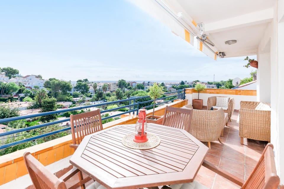 Marvista - Bright Apt w Seaview, Pool Apartment in Garraf