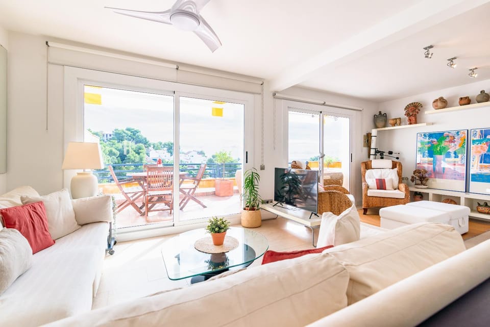 Marvista - Bright Apt w Seaview, Pool Apartment in Garraf