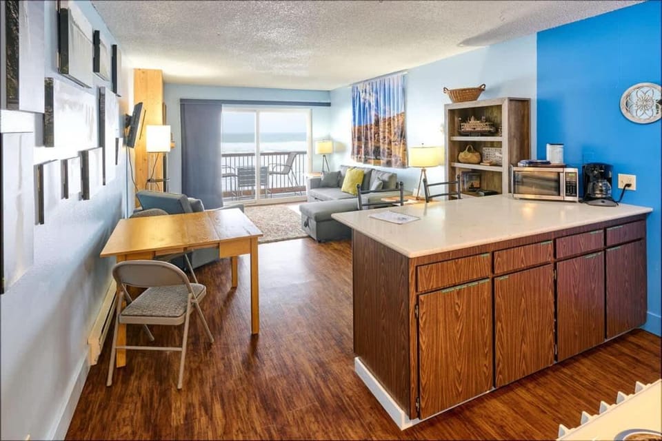 Lovely Oceanfront Condo -Top Floor - Pet Friendly House in Devils Lake