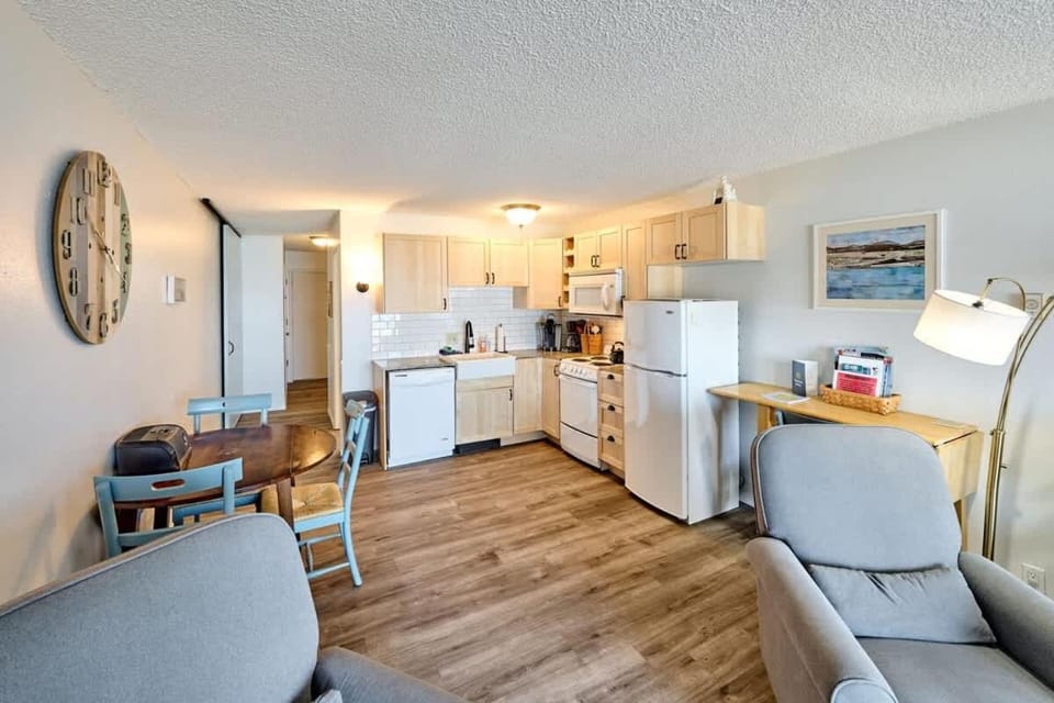 Oceanfront Condo - Second Floor - Pet Friendly House in Devils Lake
