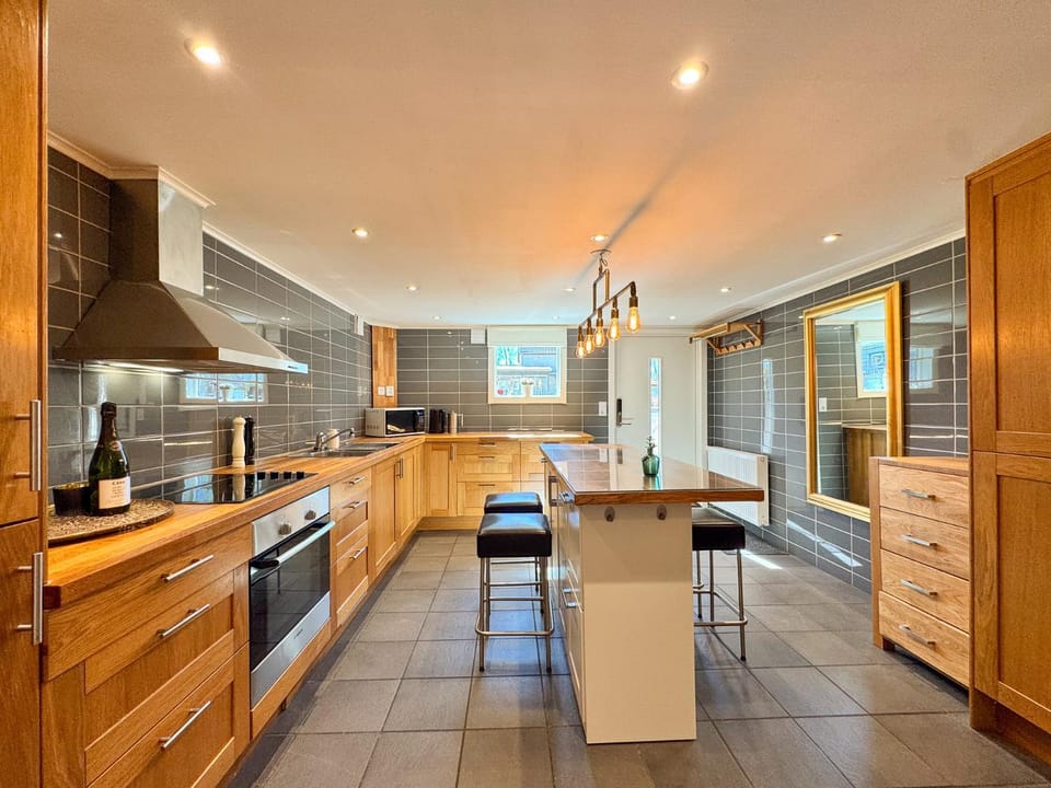 Kitchen or kitchenette, dishwasher, oven, stove