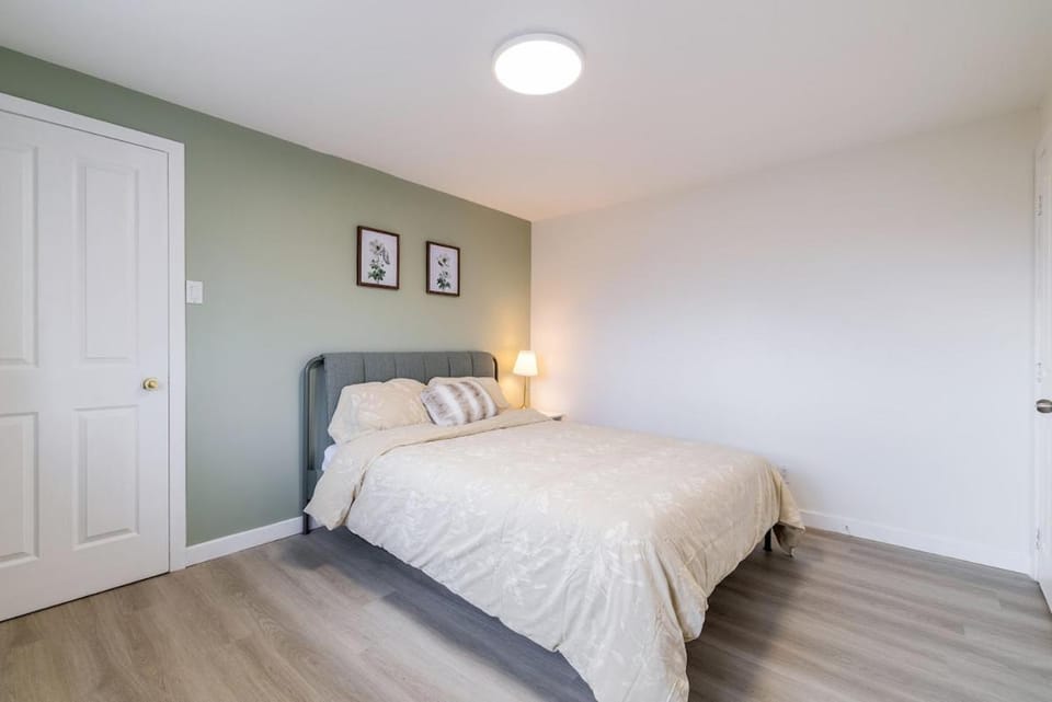 Cozy 4-Bedroom Family Home on a Quiet Street House in Brossard