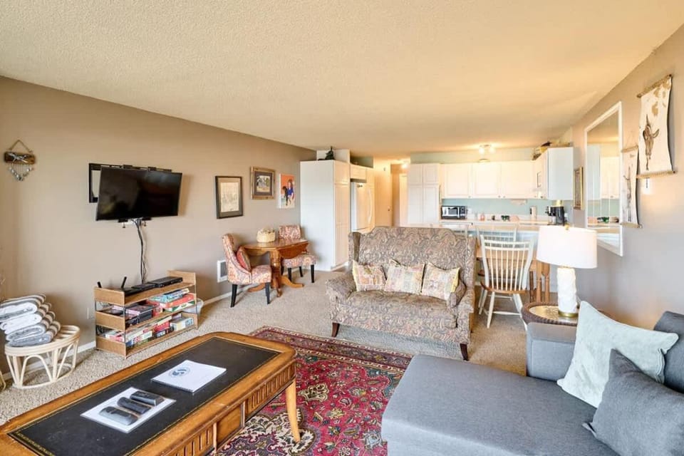 Ground Floor - Ocean View Condo - Pet-Friendly House in Devils Lake