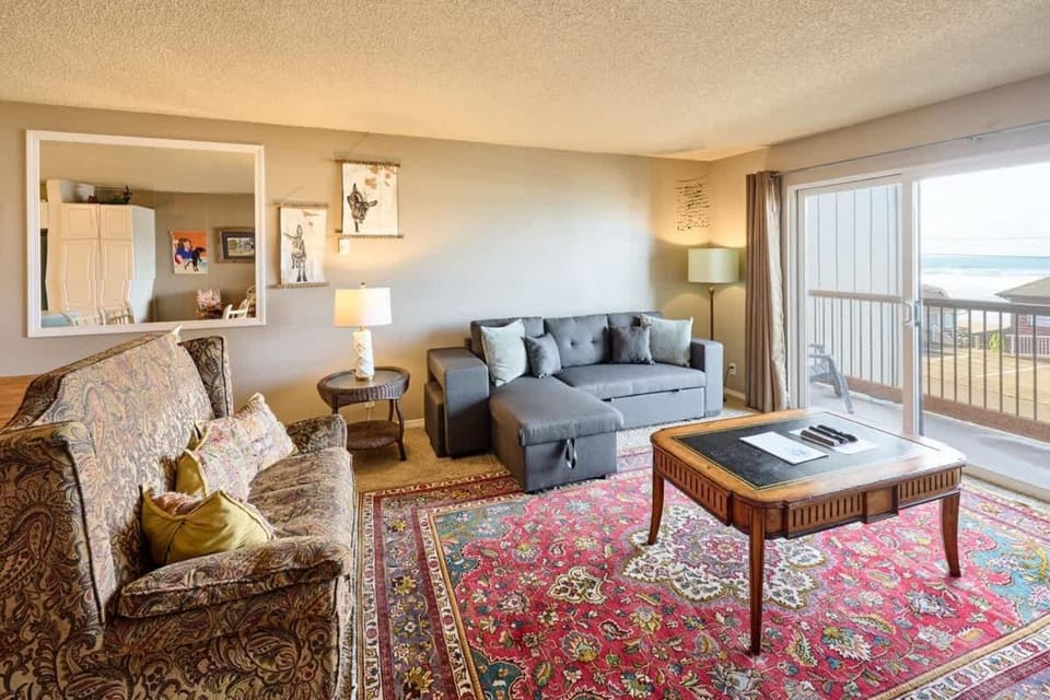 Ground Floor - Ocean View Condo - Pet-Friendly House in Devils Lake