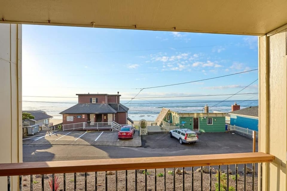 Ground Floor - Ocean View Condo - Pet-Friendly House in Devils Lake