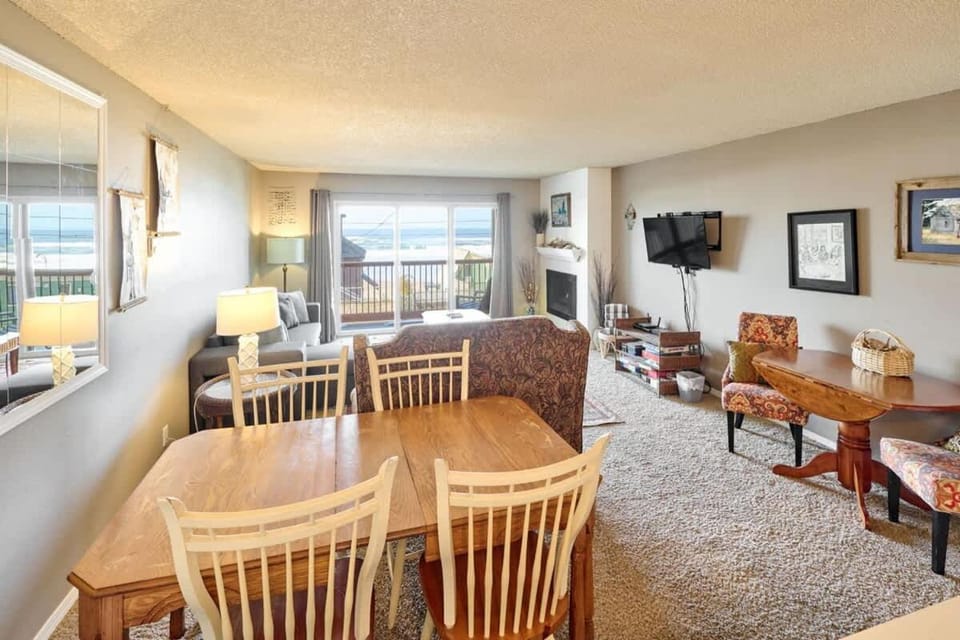 Ground Floor - Ocean View Condo - Pet-Friendly House in Devils Lake