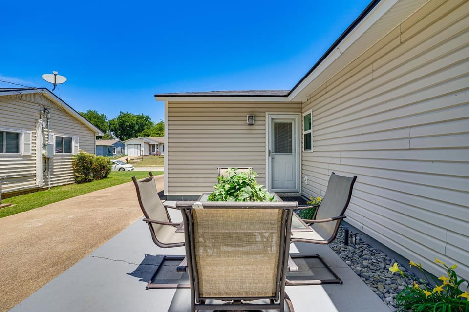 2 Mi to Stadiums & UT Arlington! Stylish Home House in Arlington