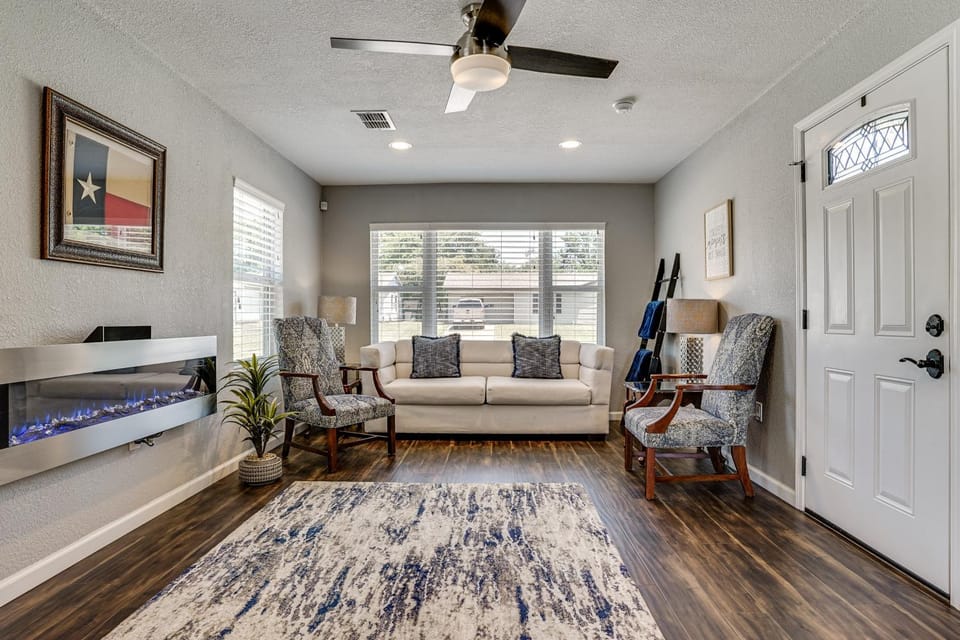 2 Mi to Stadiums & UT Arlington! Stylish Home House in Arlington