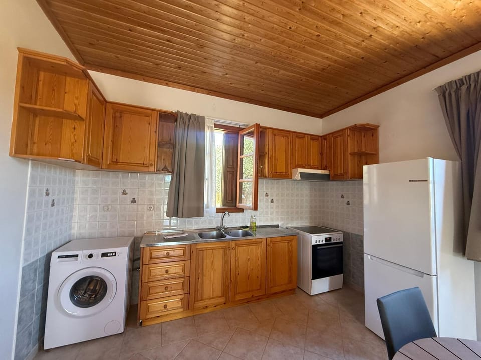 Kitchen or kitchenette, oven, washing machine