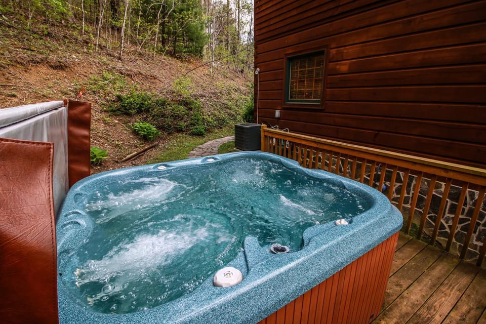 3 Bears Den House in Brushy Fork