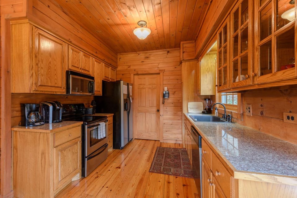 3 Bears Den House in Brushy Fork