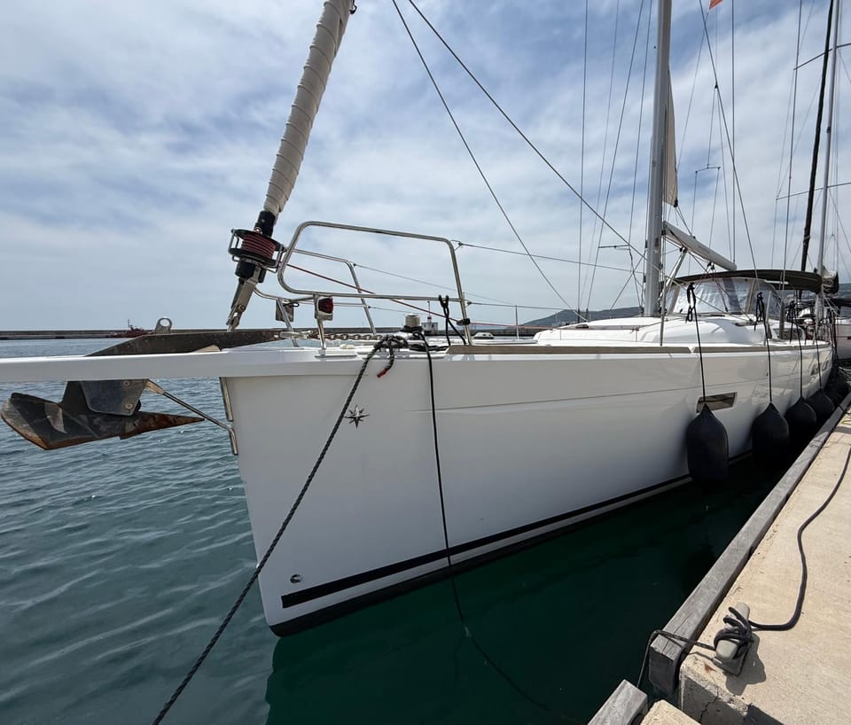 ΡΕΝΤ ΜΕ ΟΥΤ Σιμπα Docked boat in Kavala