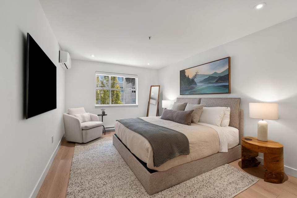 Bed, TV and multimedia, Bedroom