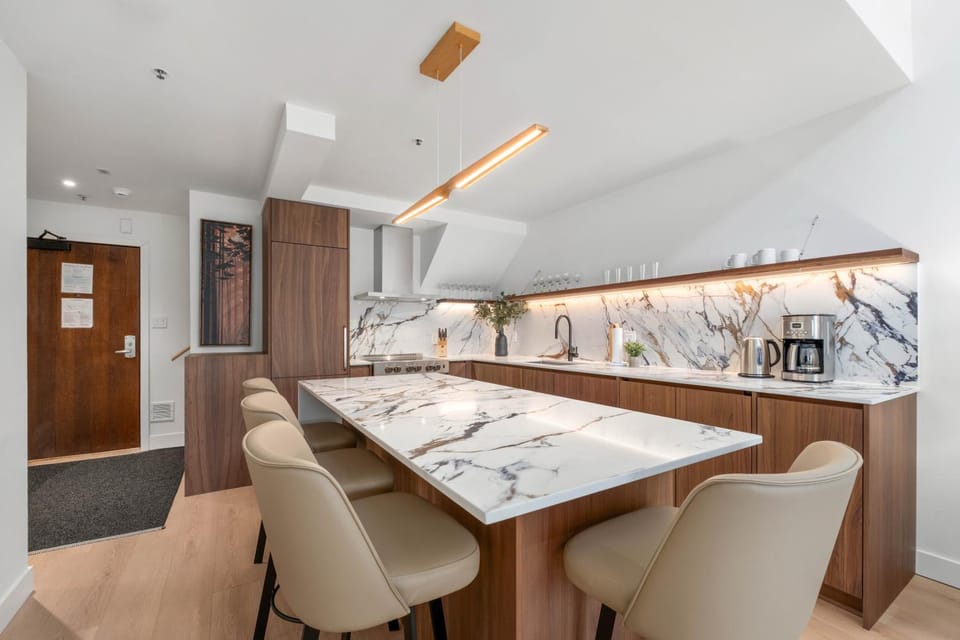 Coffee/tea facilities, Kitchen or kitchenette, Dining area, oven