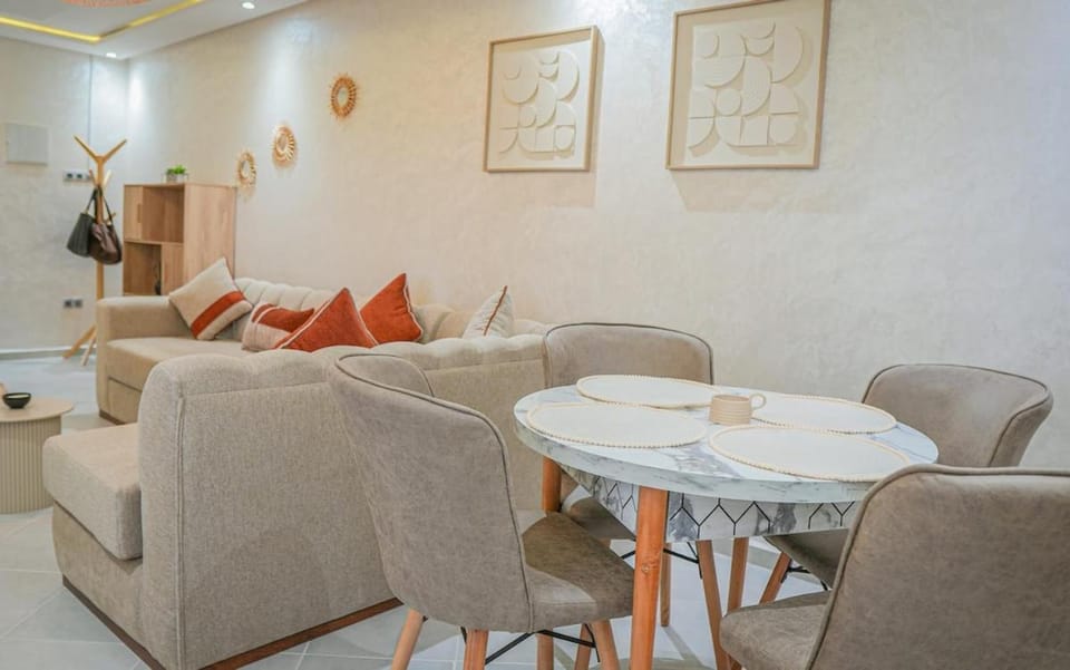 Seating area, Dining area