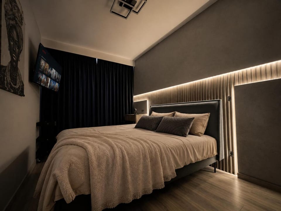 Bed, TV and multimedia, Photo of the whole room, Bedroom