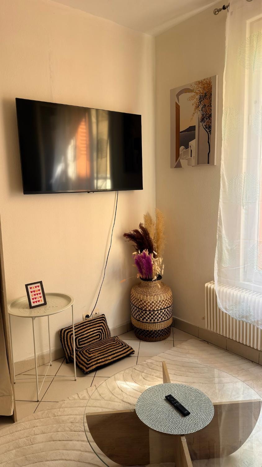 Cozy Studio Near Paris with Terrace, 10 min to Metro Apartment in Paris