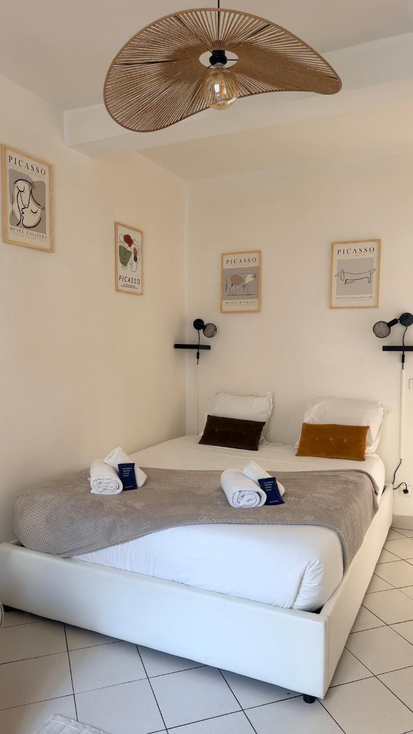 Cozy Studio Near Paris with Terrace, 10 min to Metro Apartment in Paris