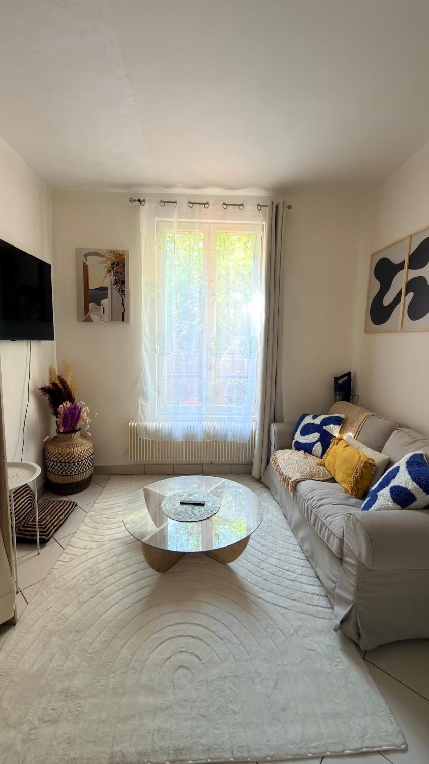 Cozy Studio Near Paris with Terrace, 10 min to Metro Apartment in Paris