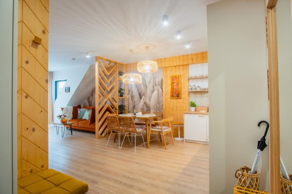 Kitchen or kitchenette, Living room, Seating area, Dining area