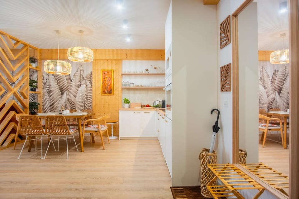 Kitchen or kitchenette, Dining area