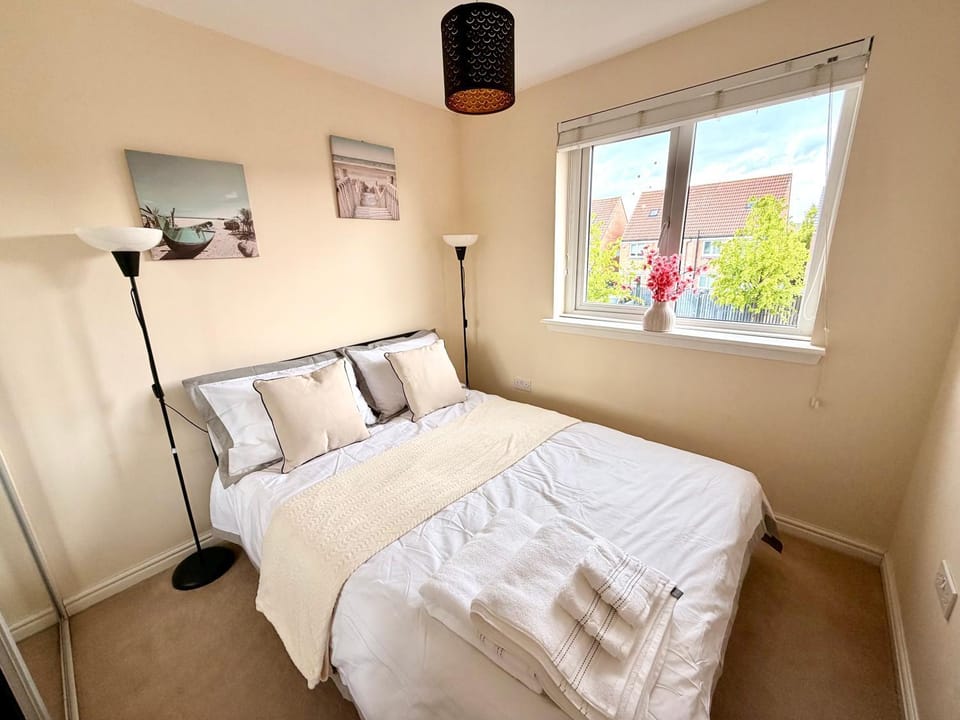 Bed, Photo of the whole room, Bedroom, towels