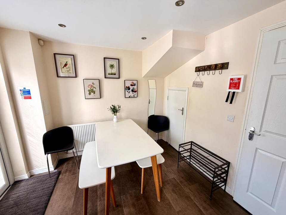 Seating area, Dining area