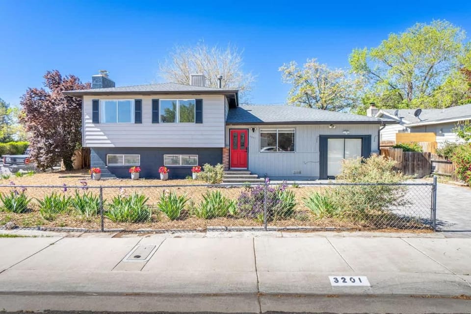 Spacious Pet-Friendly Retreat 4BR Grill 5 Beds House in Reno