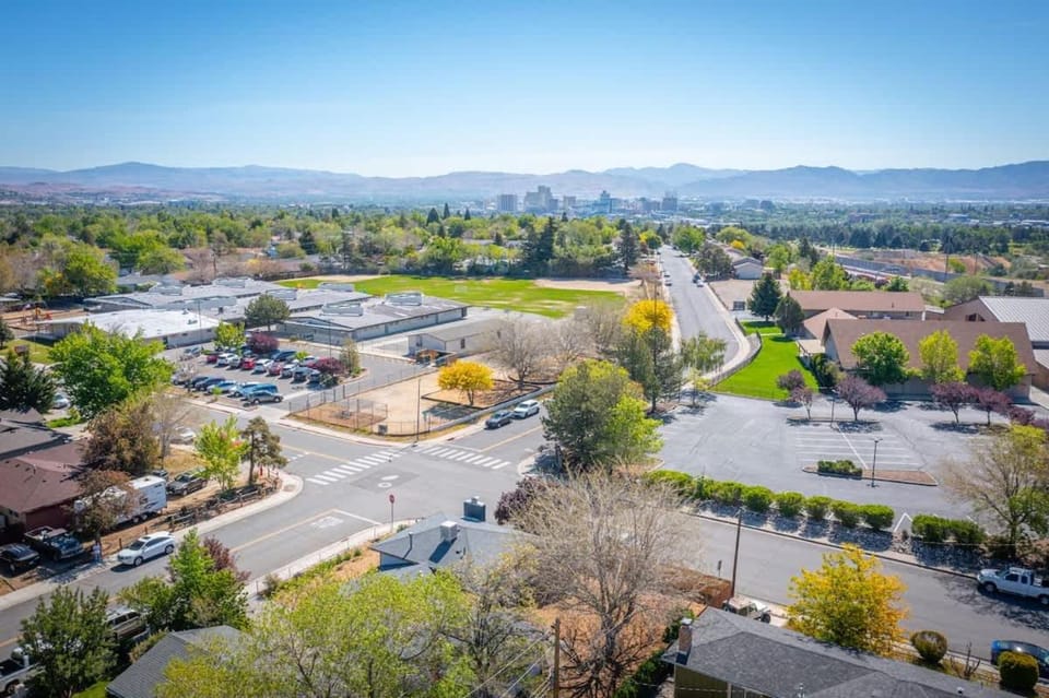 Spacious Pet-Friendly Retreat 4BR Grill 5 Beds House in Reno
