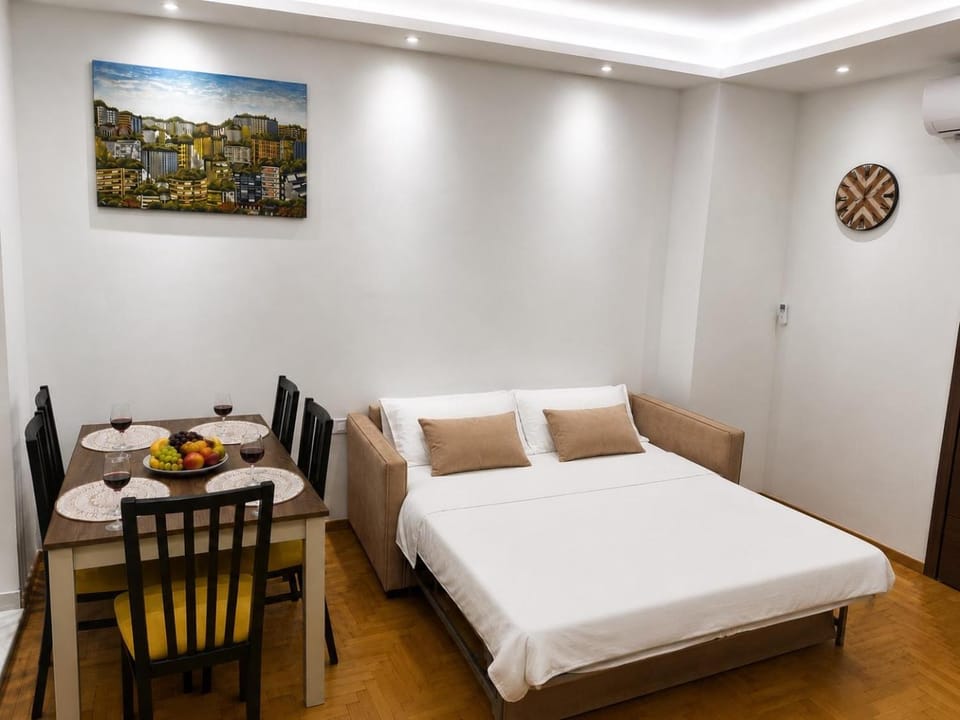 Bed, Living room, Photo of the whole room, Dining area