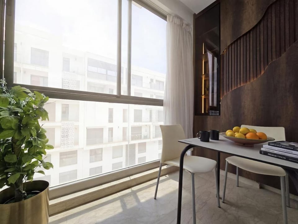 Living room, Food and drinks, Seating area, Dining area, Food