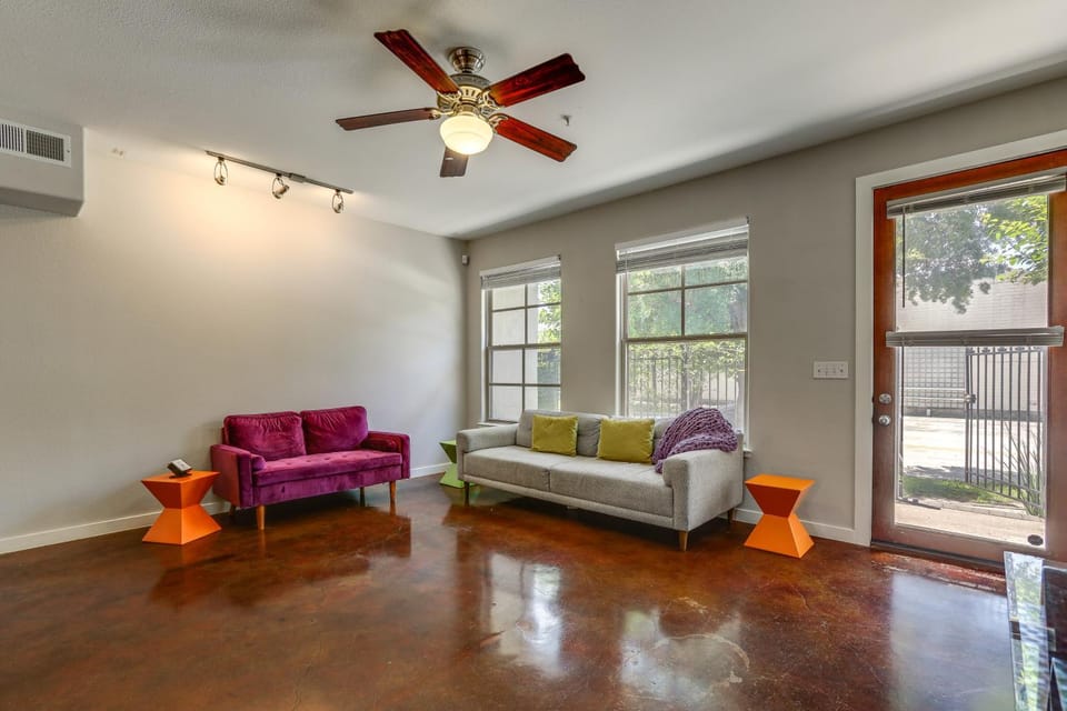 Walkable EaDo Condo Near Dtwn: Modern + Chic! House in Houston