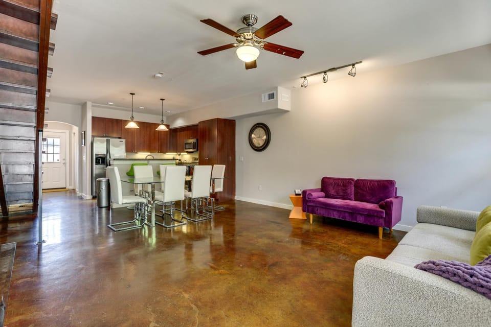 Walkable EaDo Condo Near Dtwn: Modern + Chic! House in Houston