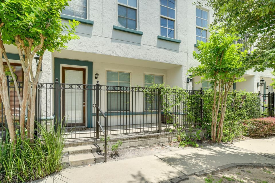 Walkable EaDo Condo Near Dtwn: Modern + Chic! House in Houston