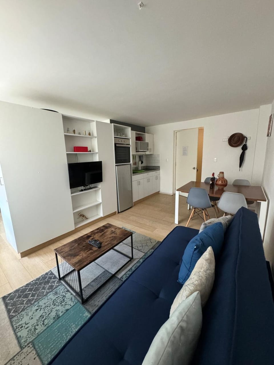 TV and multimedia, Kitchen or kitchenette, Living room, Seating area, Dining area, oven, stove