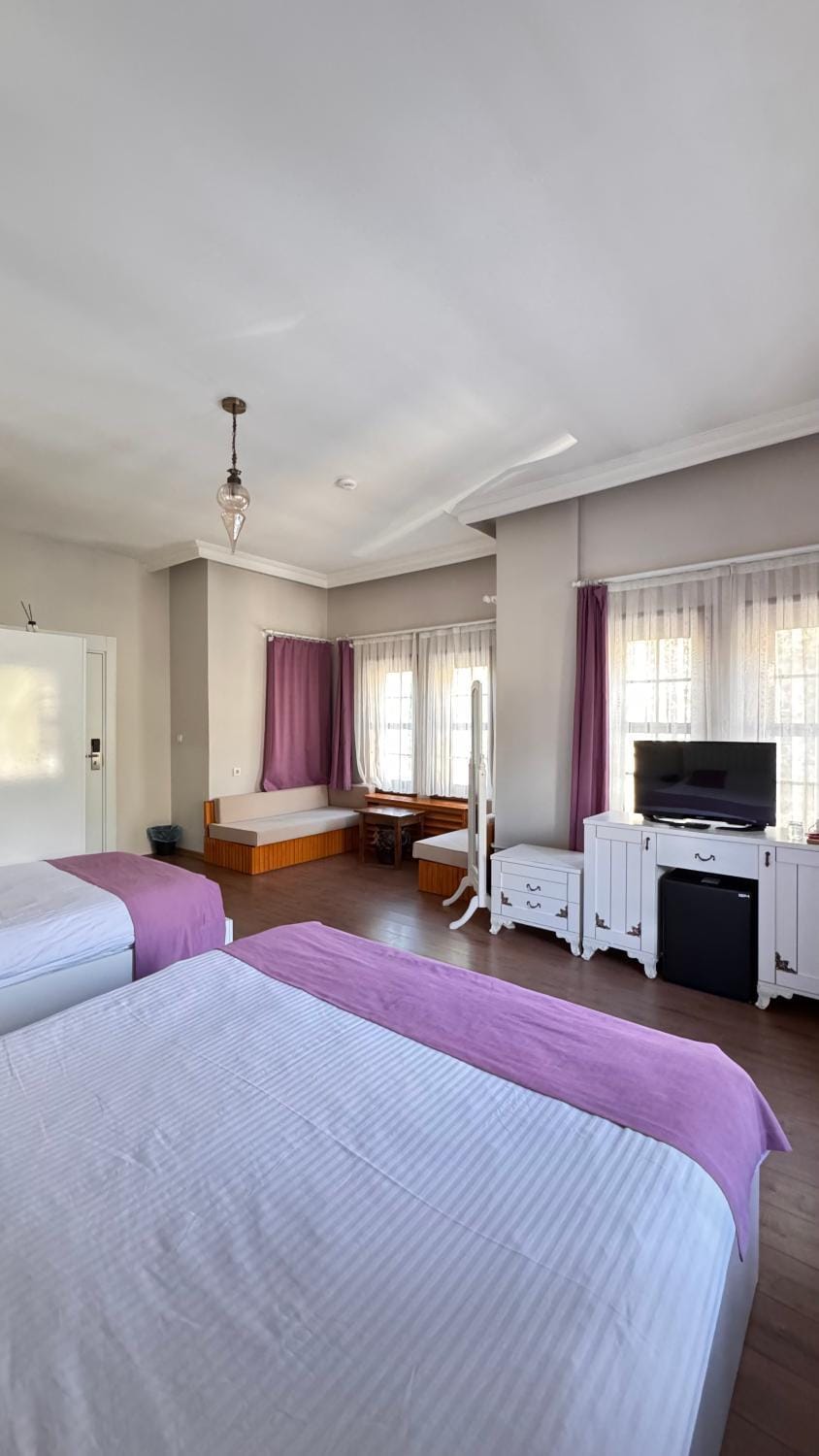 Photo of the whole room, River view