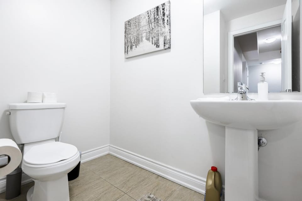 Spacious Bright Private! Townhome in Markham House in Markham