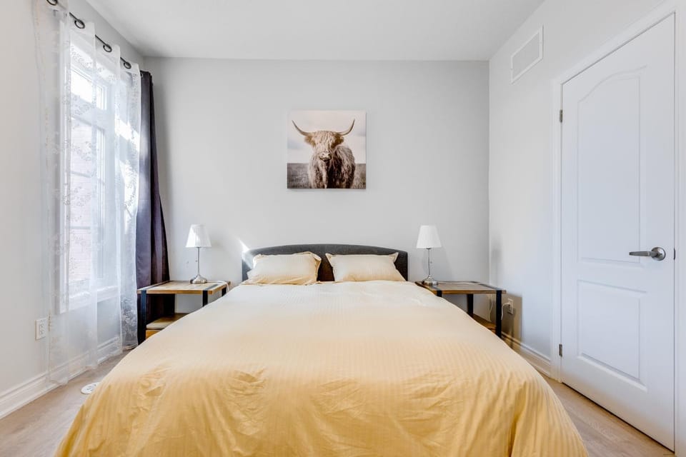Spacious Bright Private! Townhome in Markham House in Markham