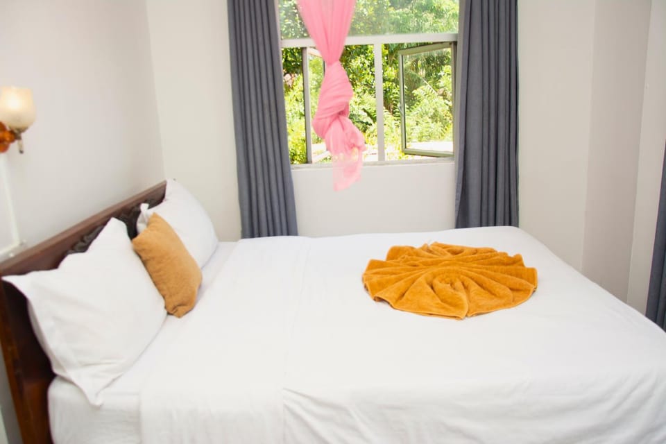 Bed, Bedroom, towels