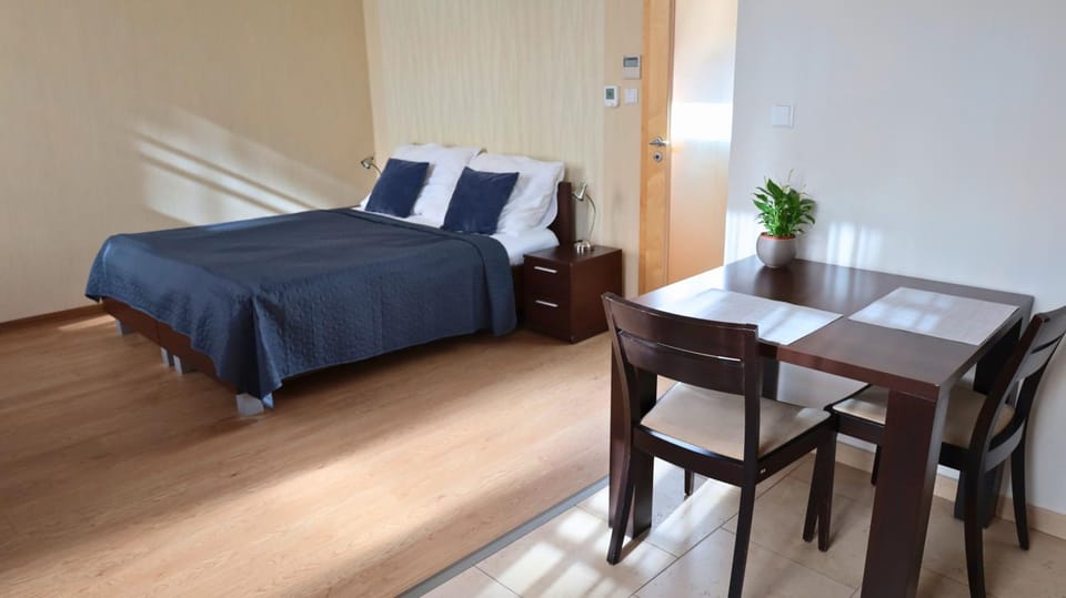 Bed, Dining area