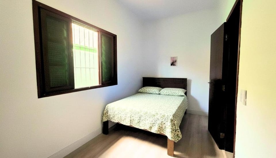 House with barbecue, air, 2 parking spaces 600m from the sea House in State of São Paulo