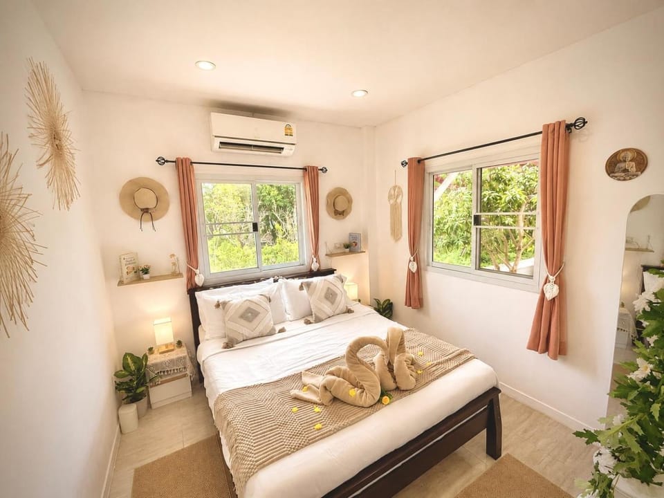 Bed, Photo of the whole room, Bedroom, air conditioner