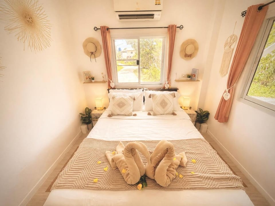 Bed, Photo of the whole room, Bedroom, towels, air conditioner