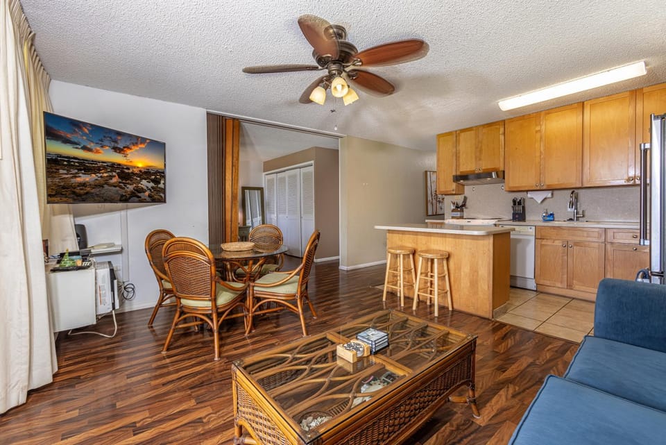 Waiohuli Beach Hale #C-211 Oceanfront Ocean View 2Bd/2Ba Full A/C, Sleeps 6 Apartment in Kihei